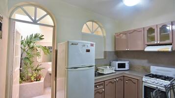 Deluxe Studio, Garden View | Private kitchen | Fridge, microwave
