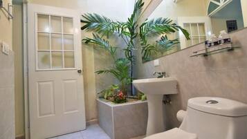 Studio Deluxe, vue jardin | Salle de bain | Douche, articles de toilette gratuits, savon, shampoing