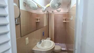Standard Studio, Garden View | Bathroom | Shower, free toiletries, soap, shampoo