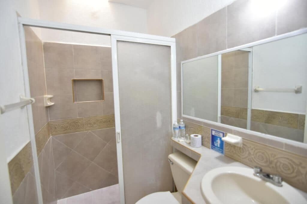 Regadera, amenidades de baño gratuitas, jabón, shampoo 