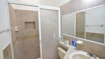 Regadera, amenidades de baño gratuitas, jabón, shampoo