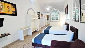 Deluxe Studio, Garden View | Desk, free WiFi