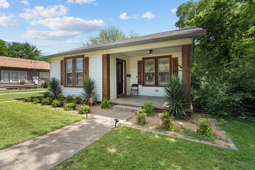 Premium Cottage in Mineral Wells - 22 min to Rocker B!