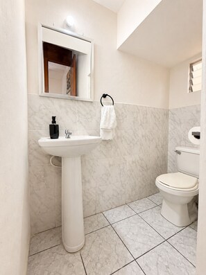 Shower, towels, soap, toilet paper - Spacious 3 bedroom Home - AC, Safe Area & Near Shopping (La Libertad Department)