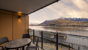Outdoor dining - Shoreline Retreat, Oaks Shores (Queenstown)