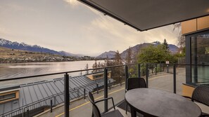 Outdoor dining - Shoreline Retreat, Oaks Shores (Queenstown)