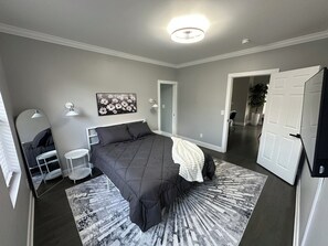 4 bedrooms, iron/ironing board, WiFi, bed sheets - Spacious 2 unit Gordon SQ building! 2 bed 2 bath! 2 kitchens! 2 living rooms! (Cleveland)