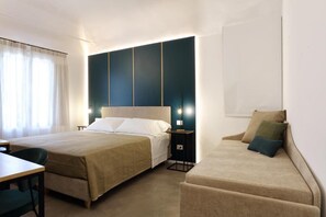 Quarto casal luxo, sacada | Cofres nos quartos, quartos à prova de som, Wi-Fi de cortesia