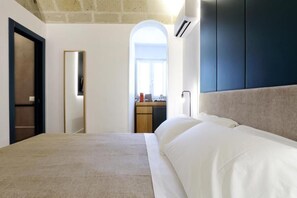 Quarto casal econômico | Cofres nos quartos, quartos à prova de som, Wi-Fi de cortesia