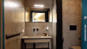 Chambre Double, balcon | Salle de bain | Articles de toilette gratuits, sèche-cheveux, chaussons