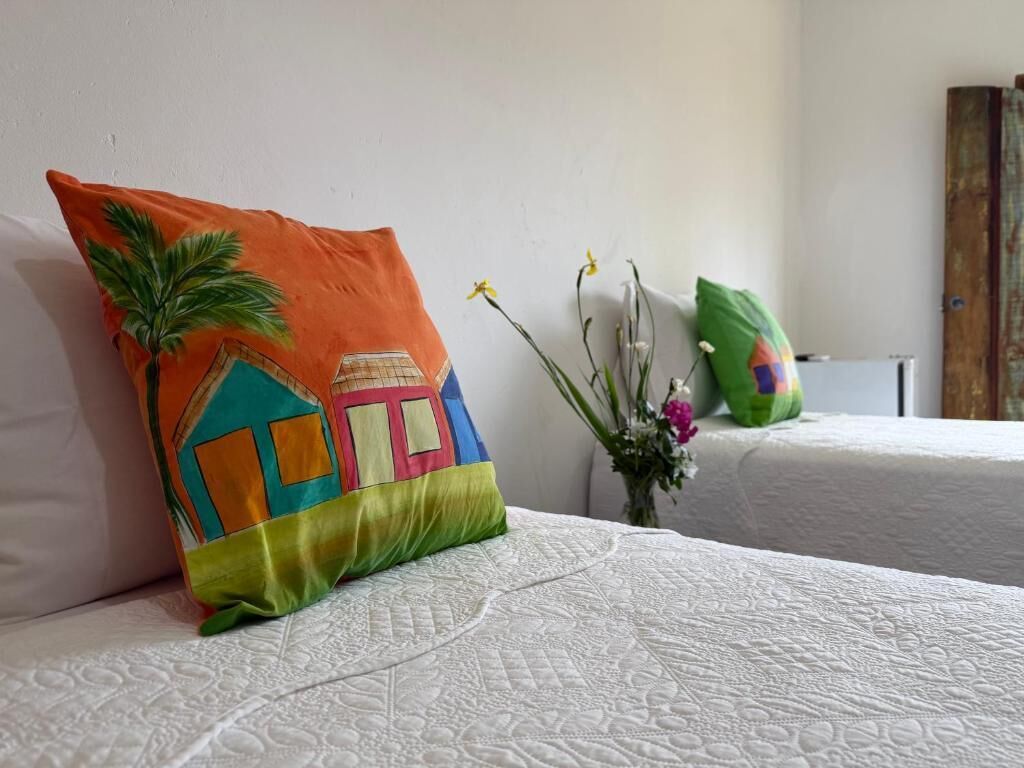 Suíte, vista para o jardim | Roupas de cama antialérgicas, espaço de trabalho para notebook