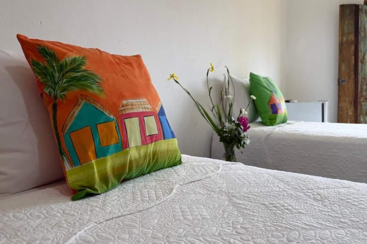 Ropa de cama hipoalergénica y espacio para trabajar con laptop