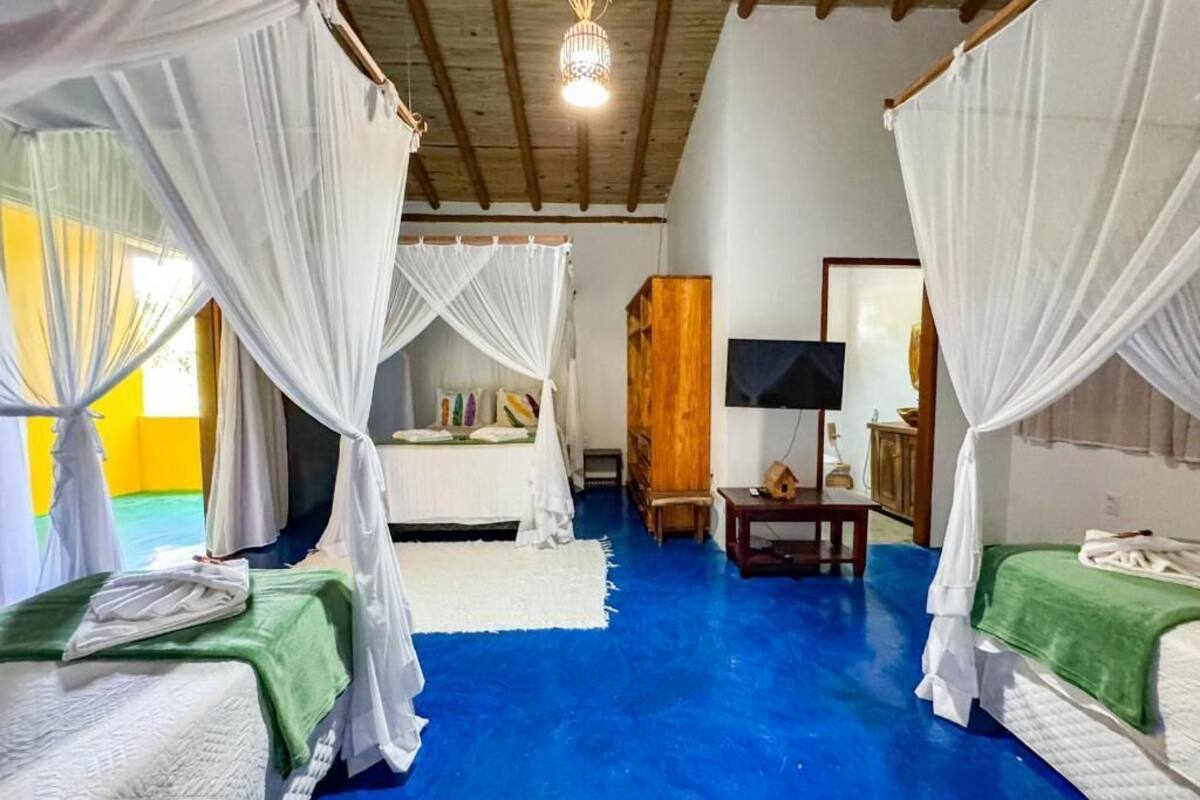 Ropa de cama hipoalergénica y espacio para trabajar con laptop