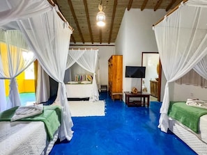 Habitación cuádruple estándar, vistas al jardín | Tabla de planchar con plancha y wifi gratis
