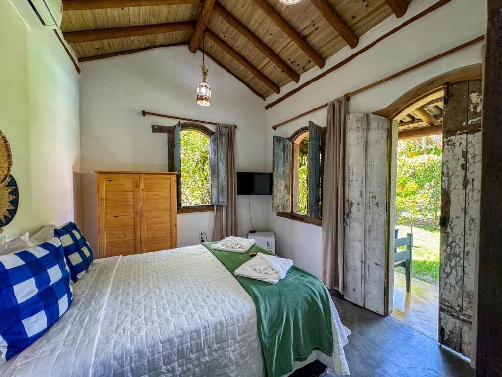 Quarto casal, vista para o jardim | Roupas de cama antialérgicas, espaço de trabalho para notebook