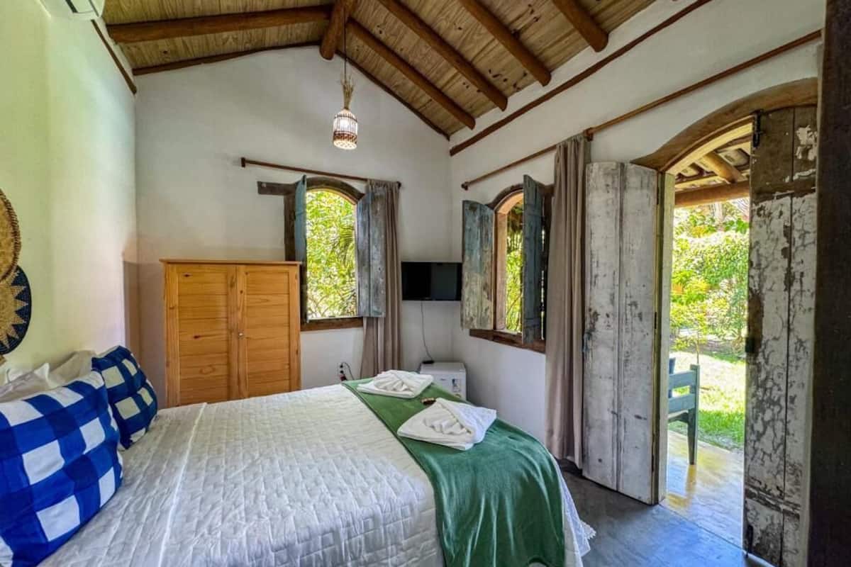 Habitación doble, vistas al jardín | Ropa de cama hipoalergénica y espacio para trabajar con un portátil