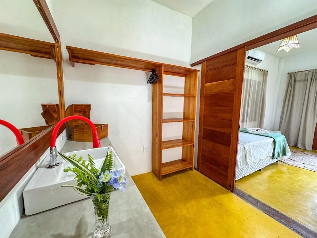 Quarto triplo, vista para a piscina | Roupas de cama antialérgicas, espaço de trabalho para notebook