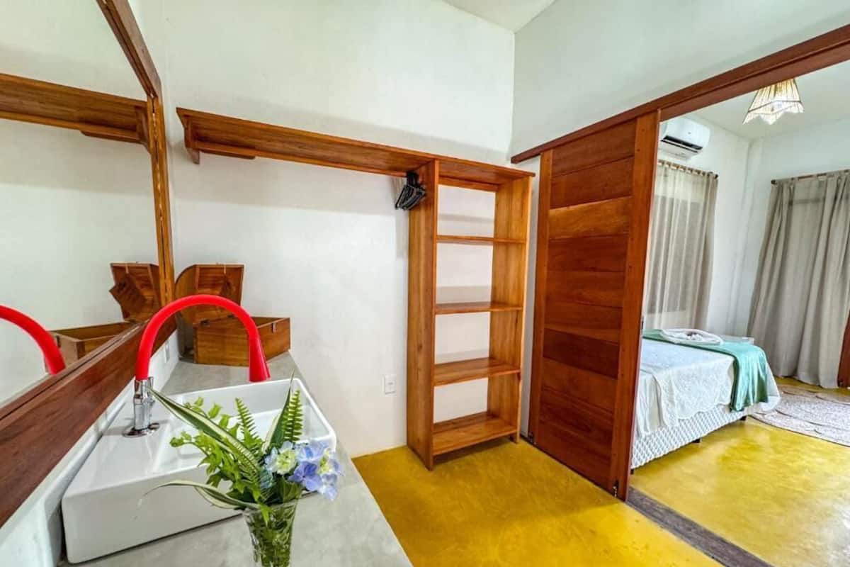 Habitación triple, vistas a la piscina | Ropa de cama hipoalergénica y espacio para trabajar con un portátil