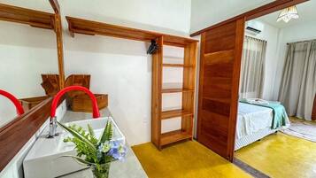 Dreibettzimmer, Poolblick | Allergikerbettwaren, laptopgeeigneter Arbeitsplatz
