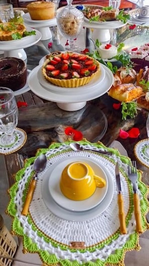 Café da manhã com buffet grátis todos os dias