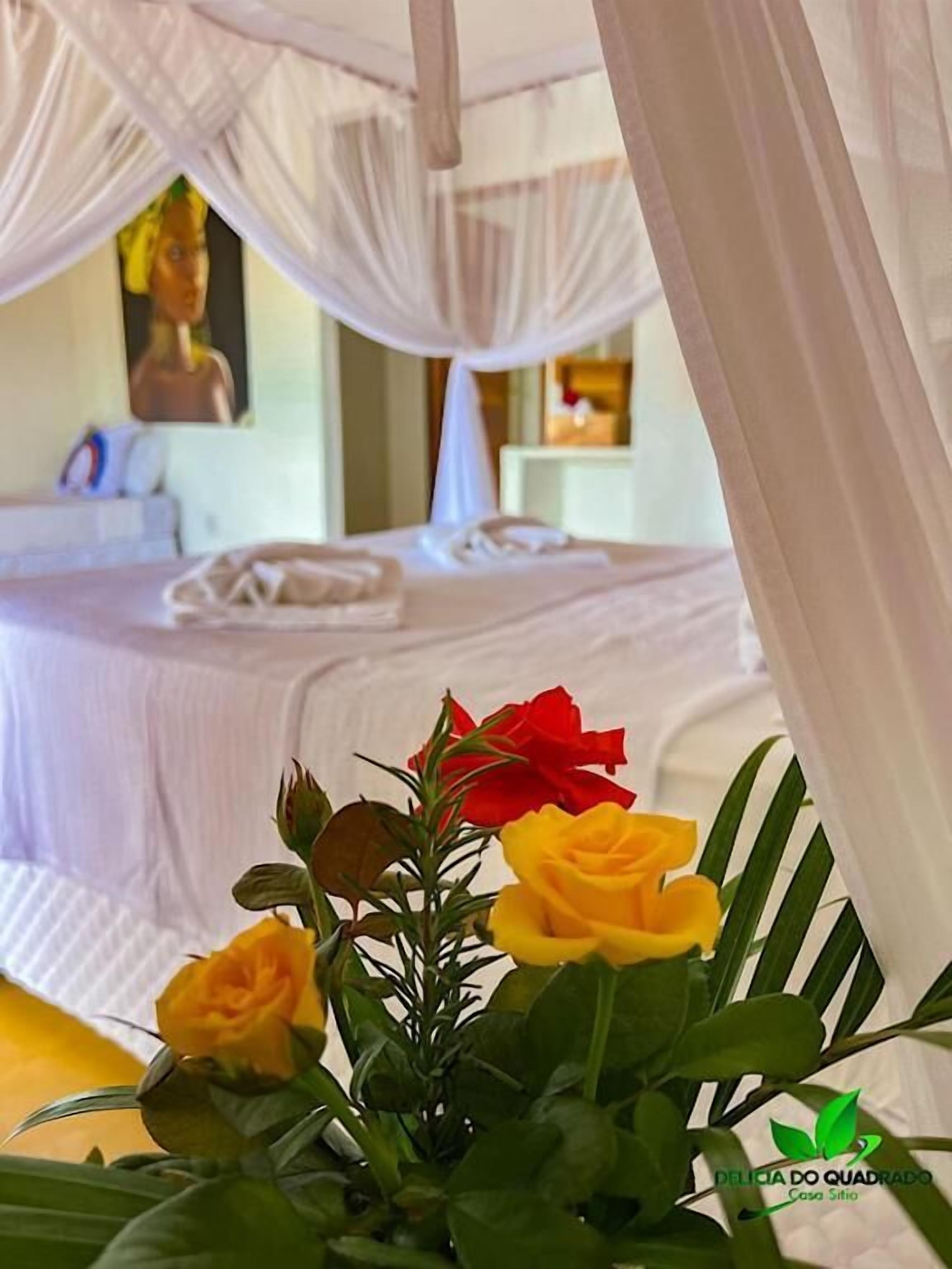 Quarto triplo, vista para a piscina | Roupas de cama antialérgicas, espaço de trabalho para notebook