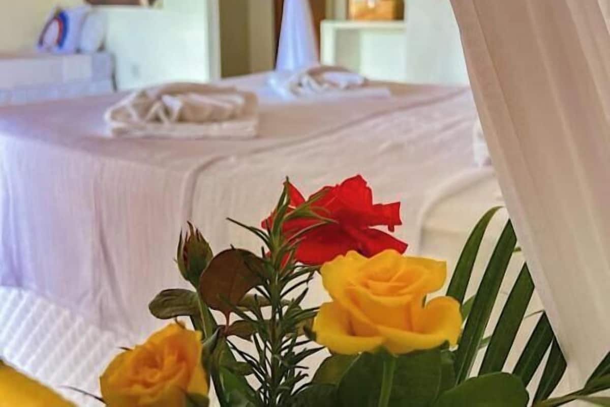 Habitación triple, vistas a la piscina | Ropa de cama hipoalergénica y espacio para trabajar con un portátil