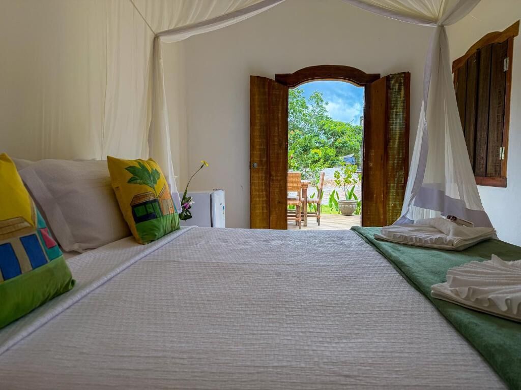 Suíte, vista para o jardim | Roupas de cama antialérgicas, espaço de trabalho para notebook