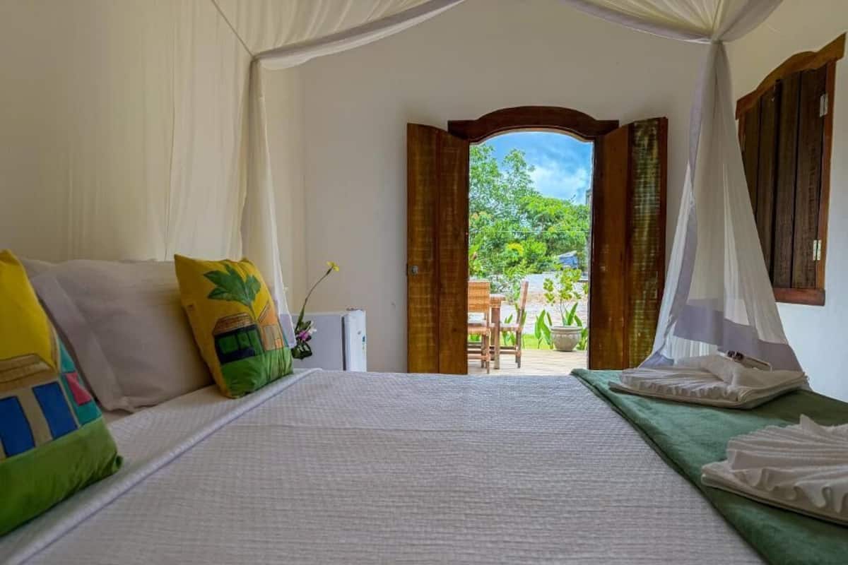 Ropa de cama hipoalergénica y espacio para trabajar con laptop