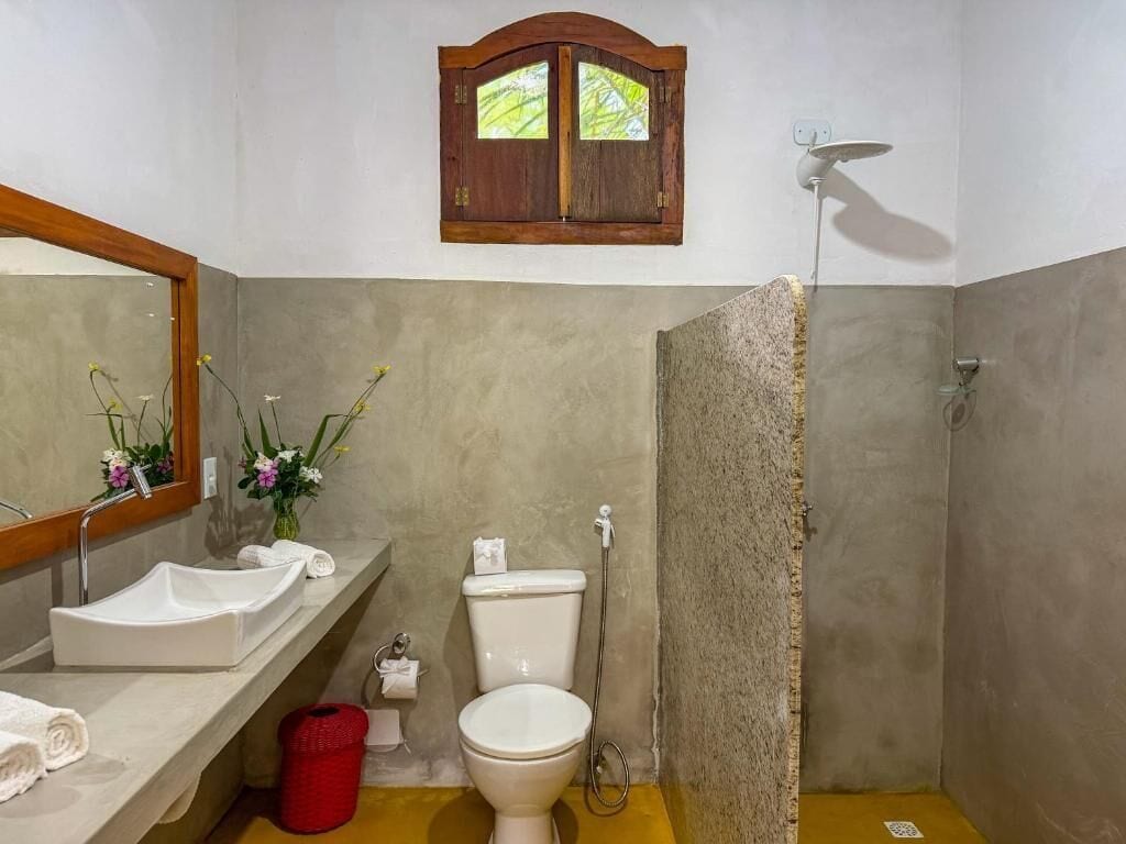 Suite, vista al jardín | Baño | Amenidades de baño de diseñador, secadora de cabello, toallas, jabón 