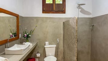 Suite, vista al jardín | Baño | Amenidades de baño de diseñador, secadora de cabello, toallas, jabón