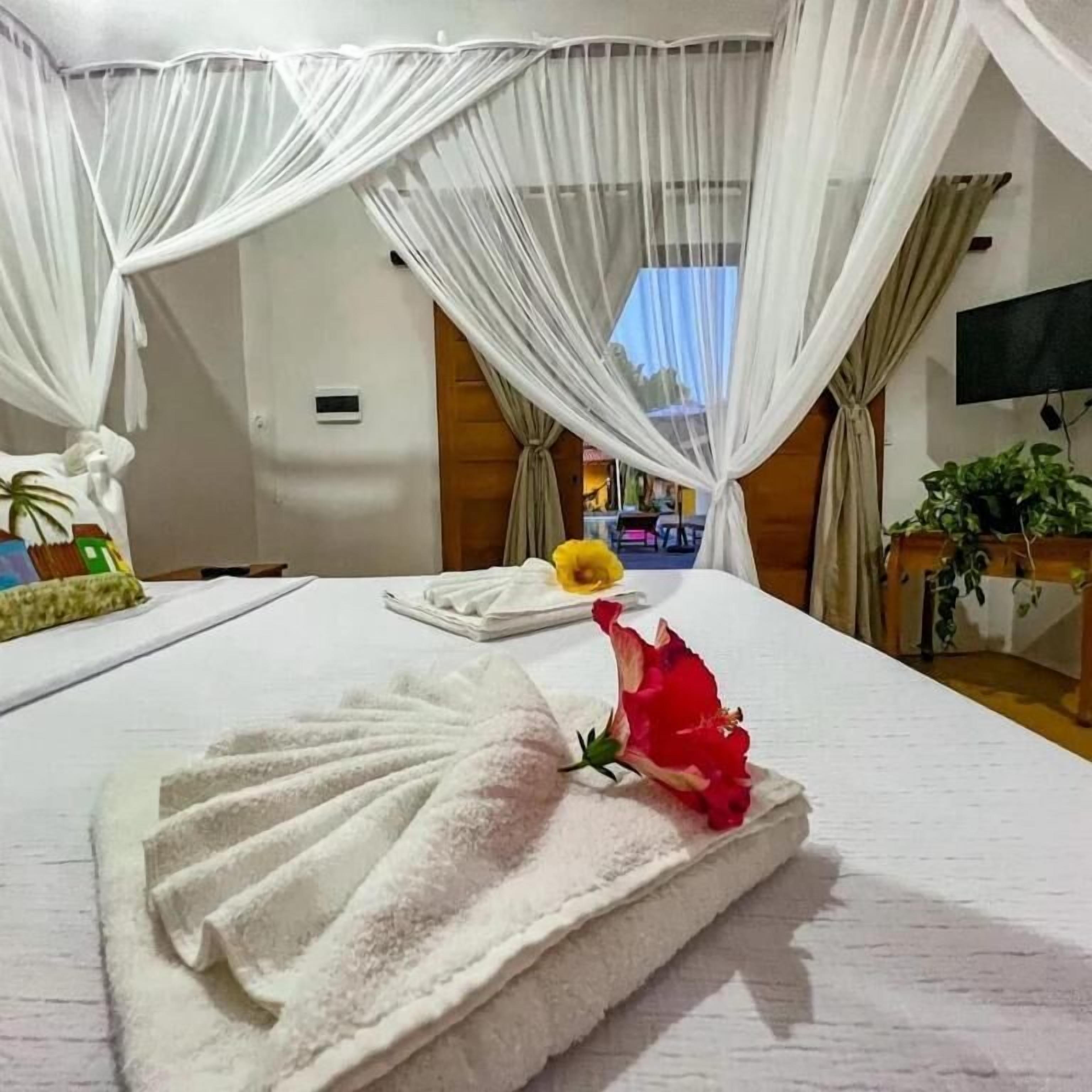 Quarto triplo, vista para a piscina | Roupas de cama antialérgicas, espaço de trabalho para notebook