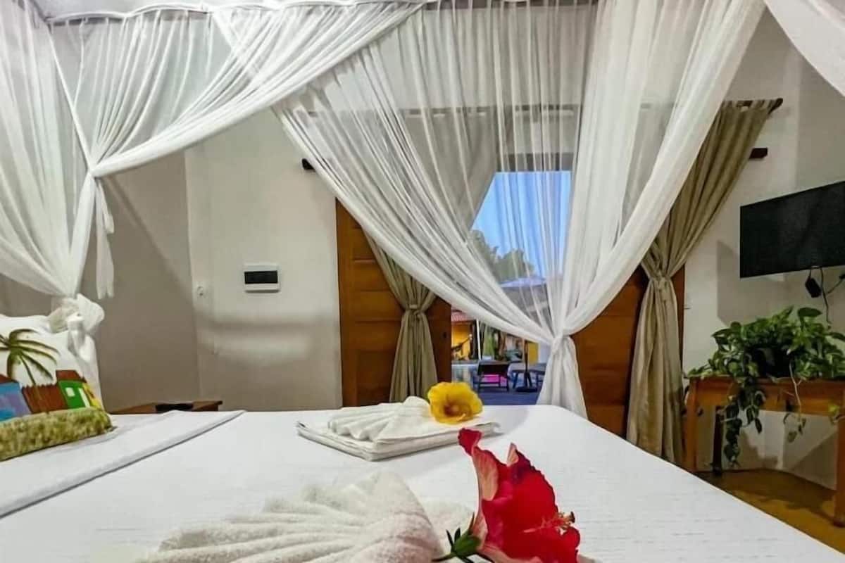 Habitación triple, vistas a la piscina | Ropa de cama hipoalergénica y espacio para trabajar con un portátil