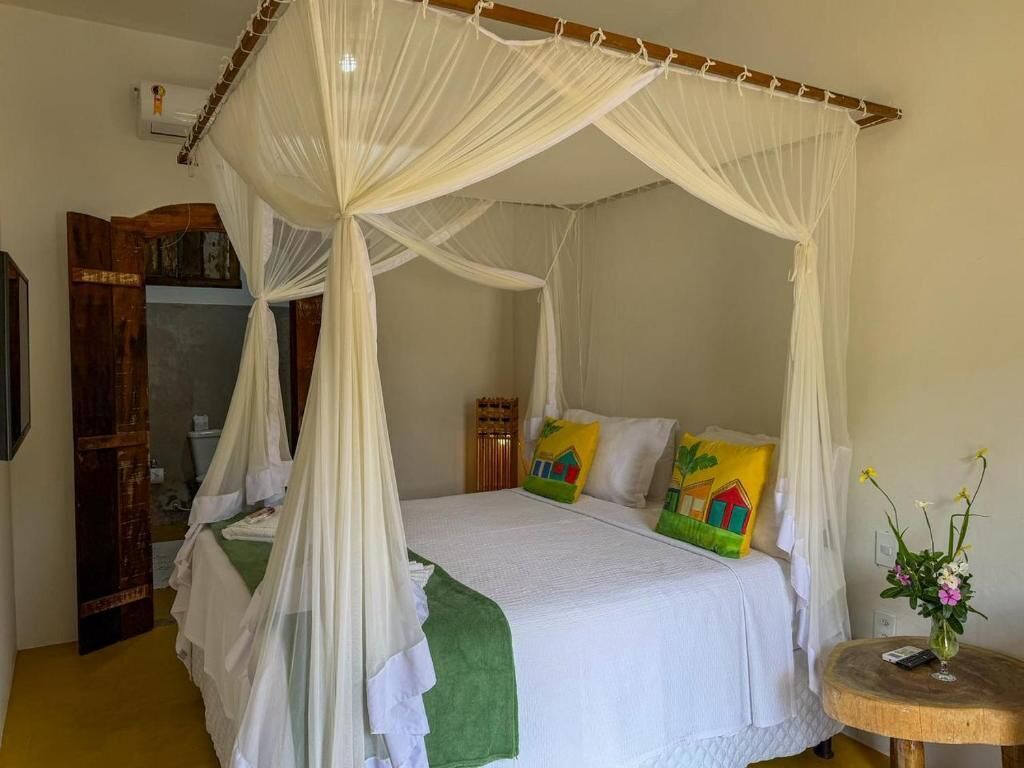 Suíte, vista para o jardim | Roupas de cama antialérgicas, espaço de trabalho para notebook