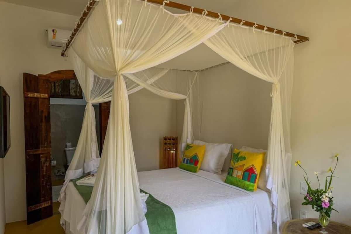 Suite, vistas al jardín | Ropa de cama hipoalergénica y espacio para trabajar con un portátil