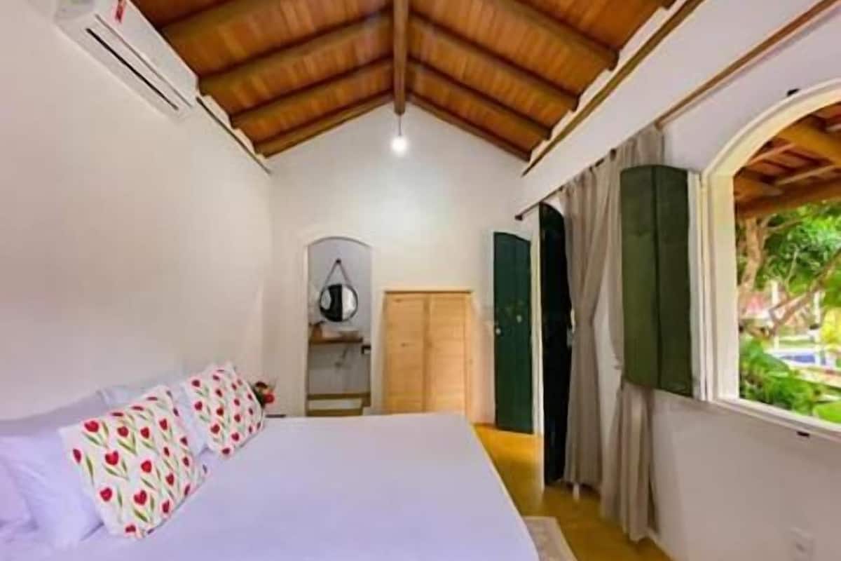Ropa de cama hipoalergénica y espacio para trabajar con laptop