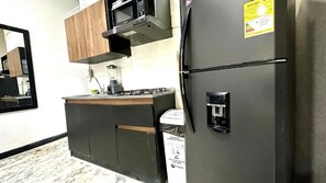 Full-sized fridge, microwave, stovetop, cookware/dishes/utensils - Venecia Loft (Medellín)