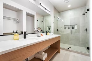 Doccia, asciugamani, sapone, carta igienica