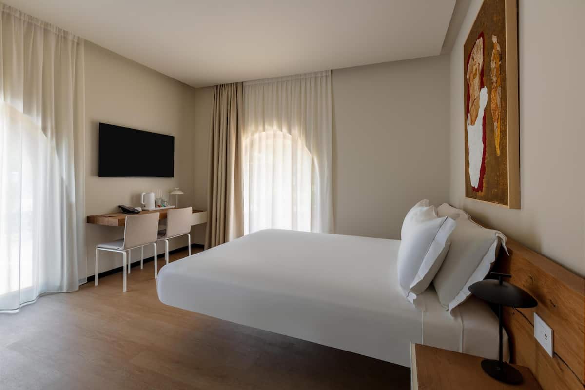 Classic Room, 1 Queen Bed, Non Smoking | Free WiFi