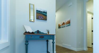 The Foothills Gallery House - Close to Kananaskis, Canmore, and Banff