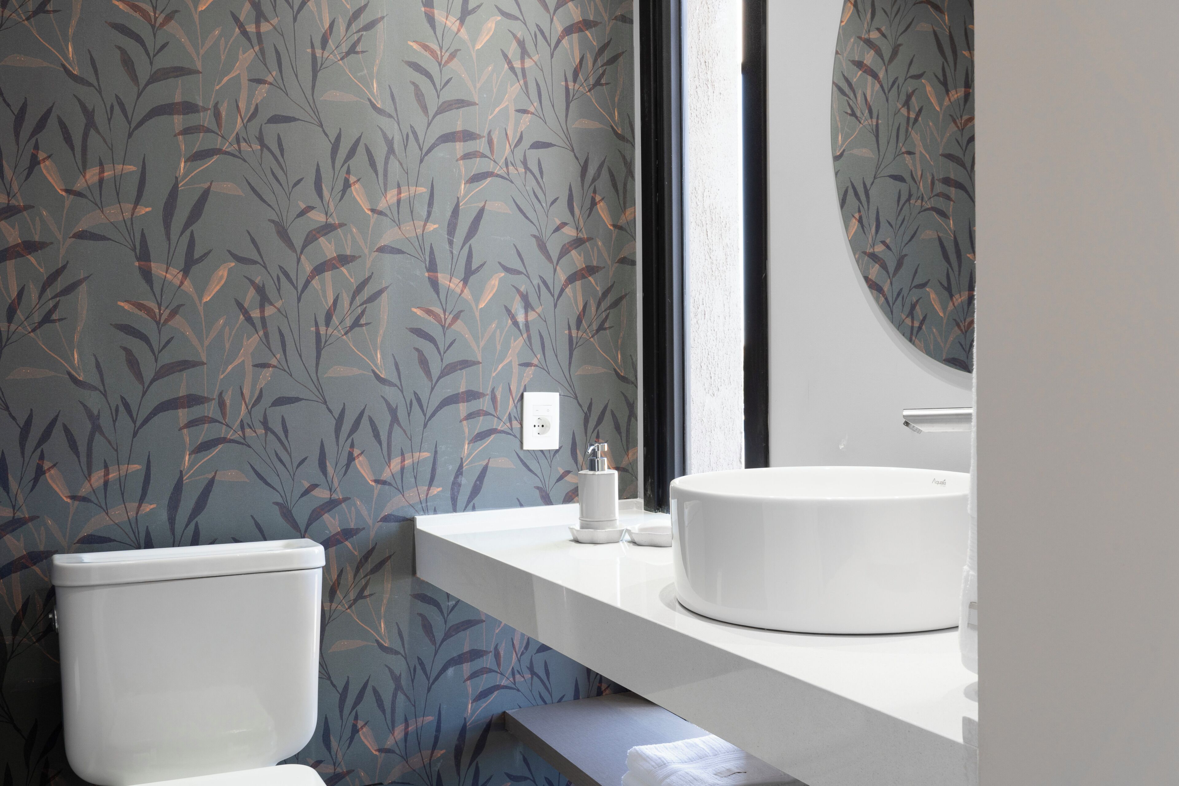 Ein Badezimmer mit Toilette, Waschbecken und Spiegel.