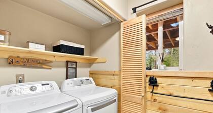 5-Bedroom Family Cabin with 3 King Beds & Mountain Views in Duck Creek Village