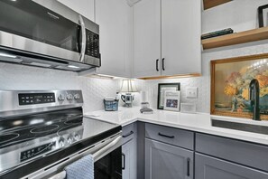 Coffee/tea maker, fridge, microwave, oven - Adorable Downtown Getaway (Asheville)