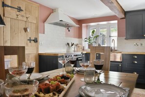 Kitchen - The Tractor Shed: A Quiet Retreat Near Symonds Yat (Ross-on-Wye)