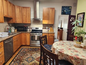 Private kitchen - Sunny, Spacious 3-bedroom apartment in Vibrant Mission District of San Francisco (San Francisco)