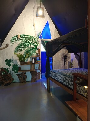 Desk, laptop workspace, iron/ironing board, free WiFi - SIGIRI HUNTER'S ECO TREE LODGE AND Restu (Sigiriya,Dambulla)