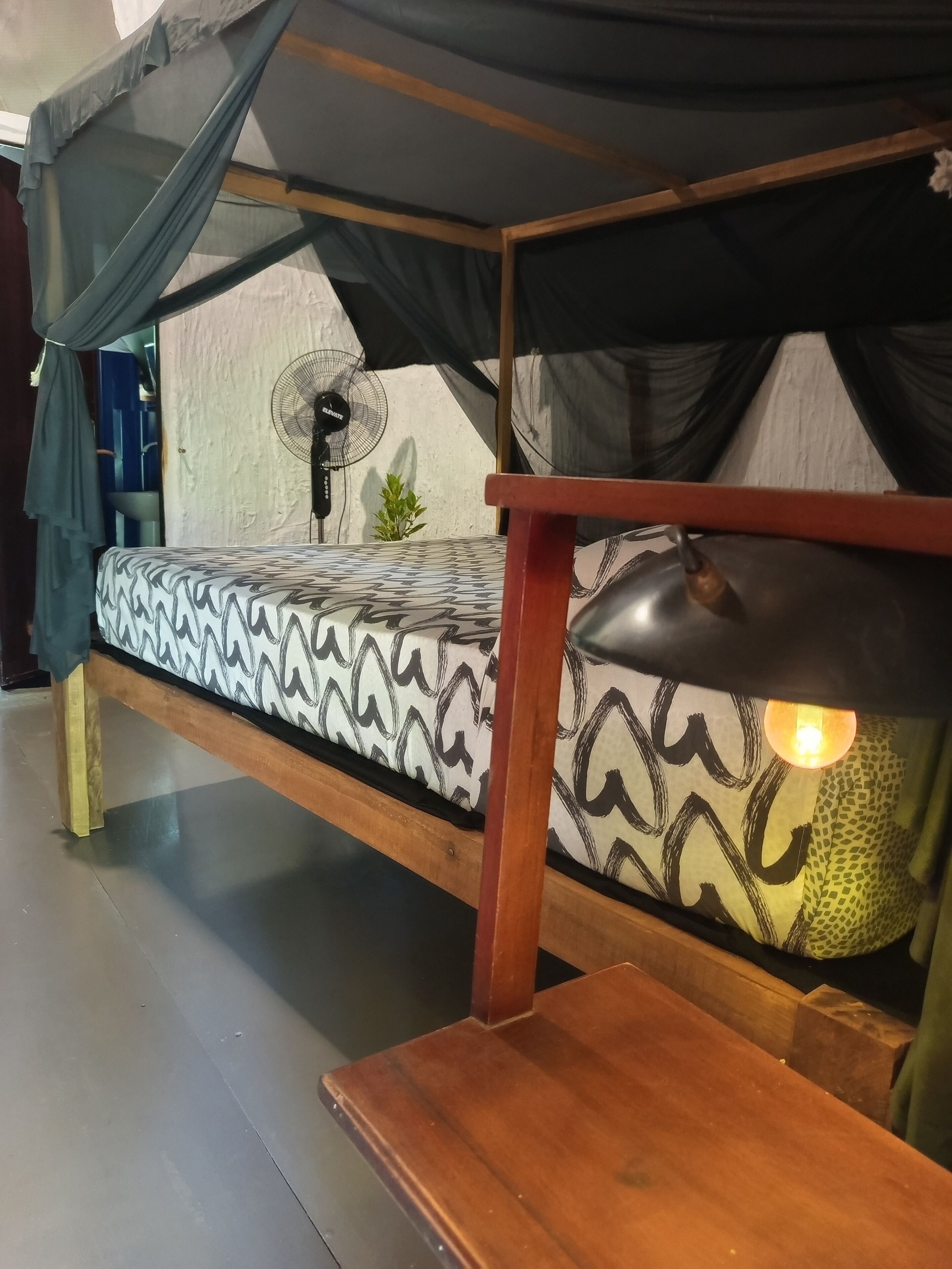 Meja, ruang kerja komputer riba, seterika/papan seterika, Wi-fi percuma 