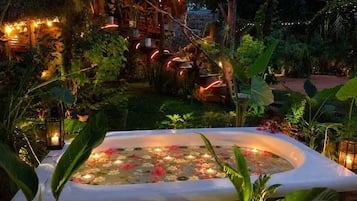 Comfort Tree House, Balcony, Garden View | Outdoor spa tub