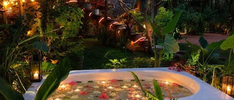 Comfort Tree House, Balcony, Garden View | Outdoor spa tub