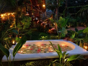 Comfort Tree House, Balcony, Garden View | Outdoor spa tub - SIGIRI HUNTER'S ECO TREE LODGE AND Restu (Sigiriya,Dambulla)