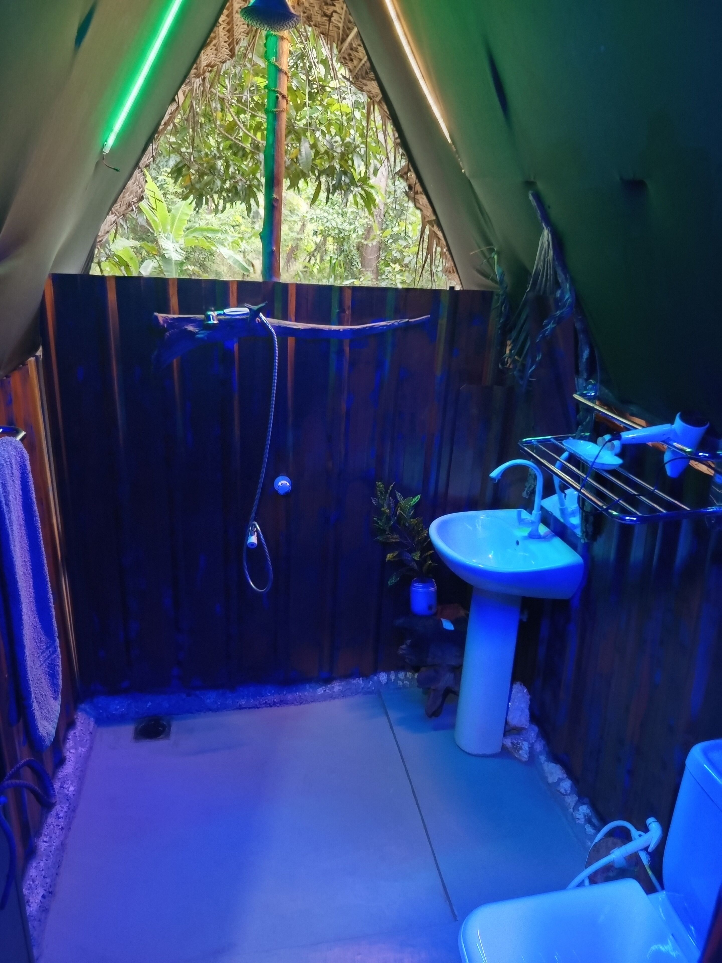 Articles de toilette gratuits, sèche-cheveux, serviettes fournies, savon